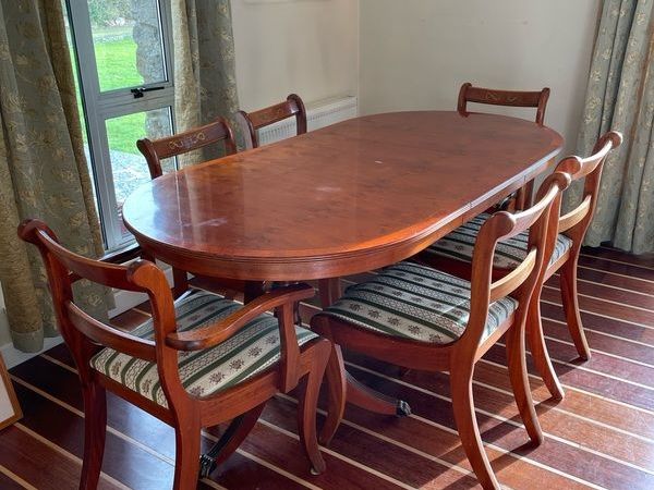 Mahogany & Yew Dining Table with 2 Carvers & 4 Chairs