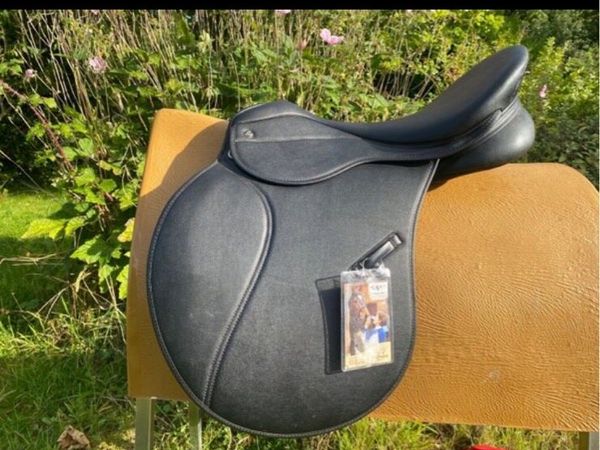 New Thorowgood black saddle