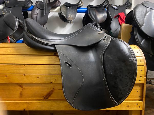 Tekna 16.5” medium wide jumping saddle