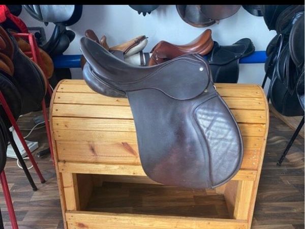 17.5” medium wide leather saddle