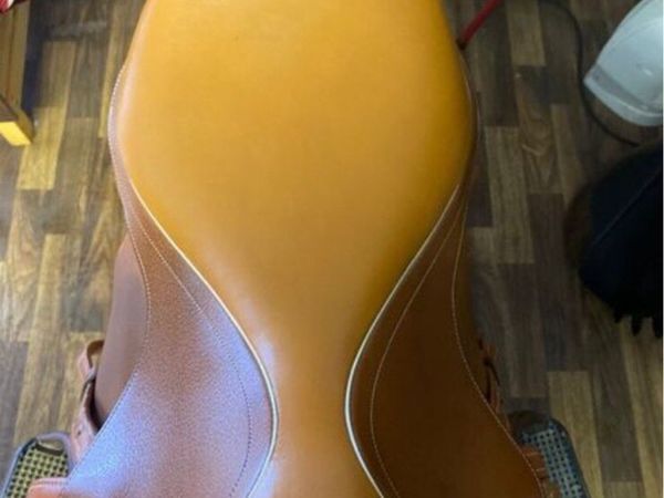 Close contact leather jumping saddle
