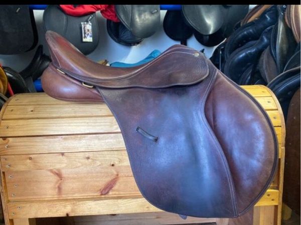 Bates 17” leather adjustable saddle