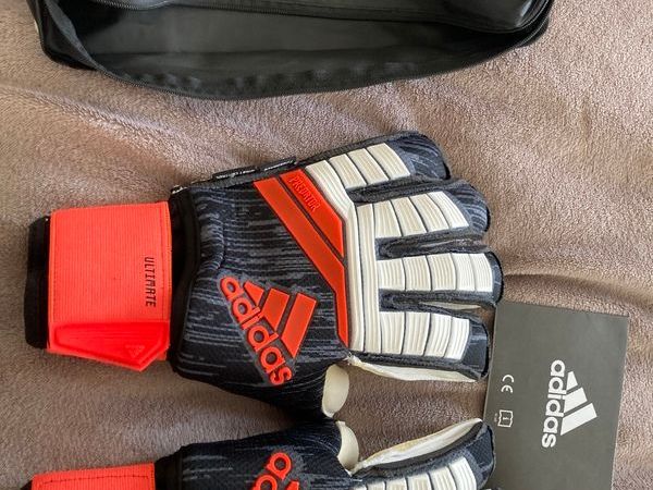 Adidas Predator Ultimate Fingersave goalkeeper gloves