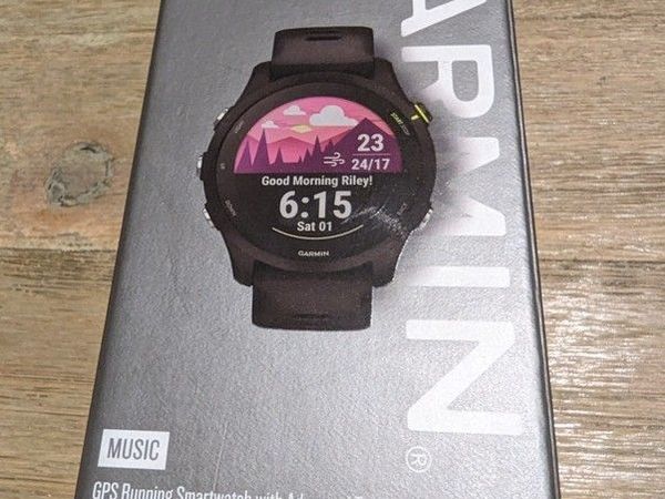 Garmin 255 Music edition in black. 4 weeks old. Stunning watch for all fitness.