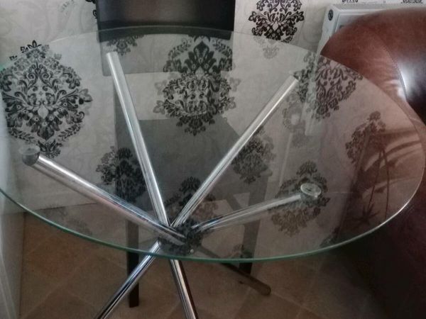 Table and 4 chair's perfect condition