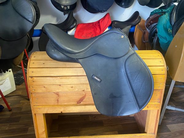 Wintec 16.5” black  saddle adjustable