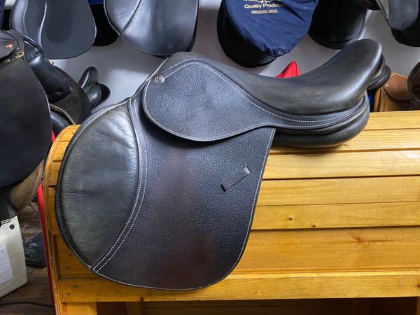 Black leather jumping saddle 16.5”