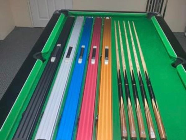 Pool cues and case set
