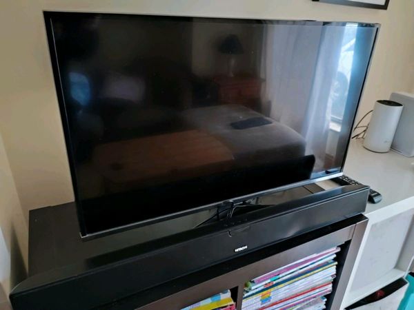 Samsung 32" HD TV with Chromecast and soundbar
