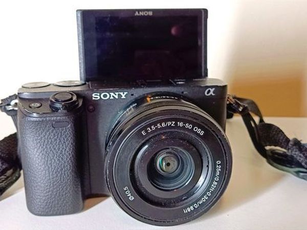Sony A6400 Camera with 18- 50mm sony zoom lens
