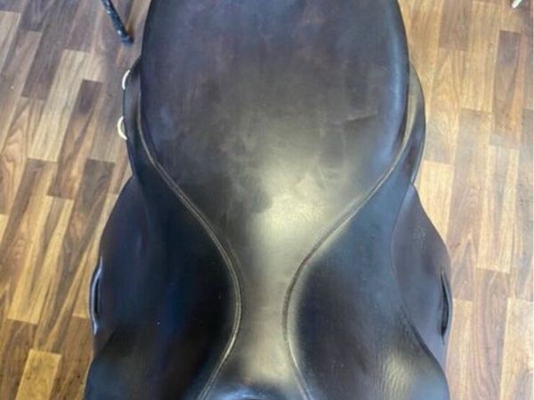 L&R English Leather saddle 17”