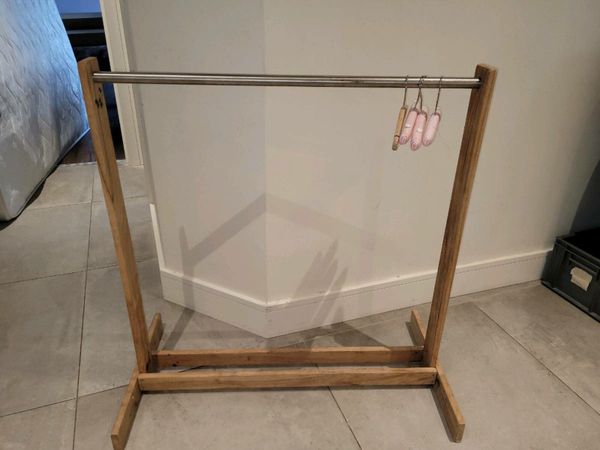 Clothes hanging rail
