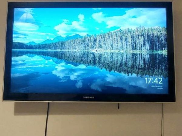 Samsung 42" TV (Wall Mount ,Chromecast + Soundbar)