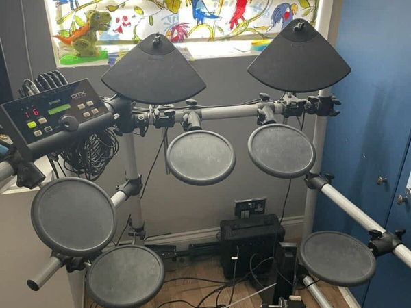 Yamaha DTX500 Drum Kit with Amplifier, Music stand And Stool