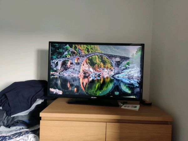 32 inch flat screen TV .( Like new) Chromecast