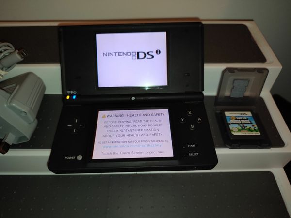 NINTENDO DSI WITH CHARGER AND NEW SUPER MARIO BROS CARTRIDGE