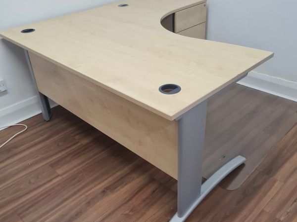 Managers maple corner office desk with