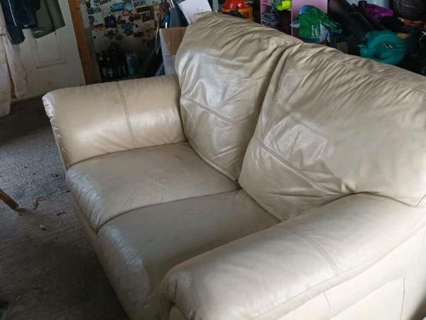 BARGAIN 2 Seater Cream Leather Sofa Couch