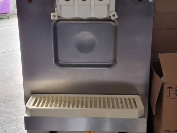 Icecream machine and slush machine
