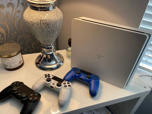 Playstation 4+ free 2 extra controller