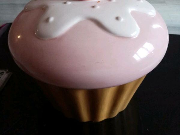 Cup cake container.