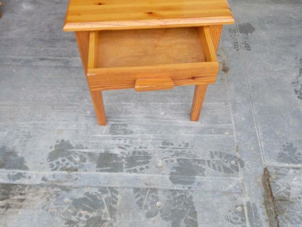 Pine table in excellent condition