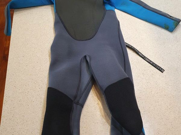 Kids wetsuit, size age, age 6 to 8.