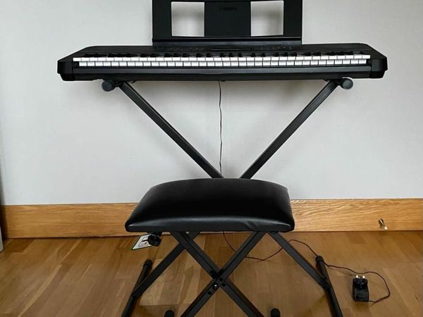 Yamaha keyboard stand & stool