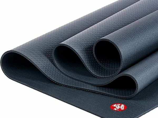 Manduka PRO Lite Yoga Mat - Lightweight For Women and Men, Non Slip, Cushion for Joint Support and Stability, 4.7mm Thick, 71 Inch (180cm), Thunder Grey
