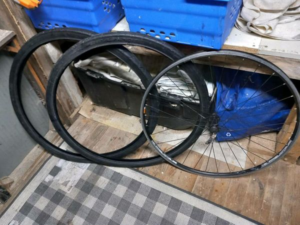 Bicycle wheel and 2 tyres
