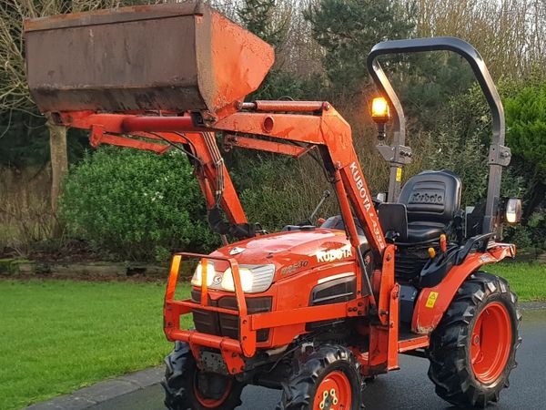Kubota Compact Tractor with Front Loader 700 hours
