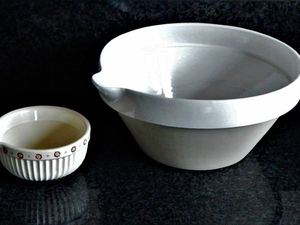 2 Pottery baking bowls