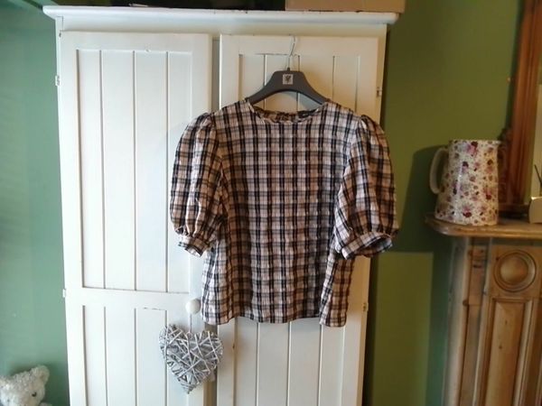 BEIGE & BLACK CHECK PUFF SLEEVE TOP SIZE 16 NEW