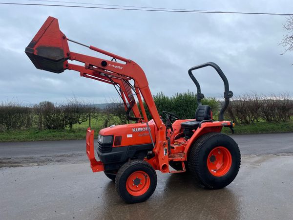 Kubota L3300 Compact Tractor with Front Loader