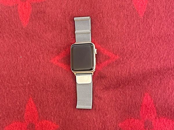Apple Watch Series 2 Gold Aluminium 42 MM Case.