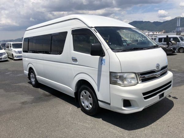 Hiace best sale crew van