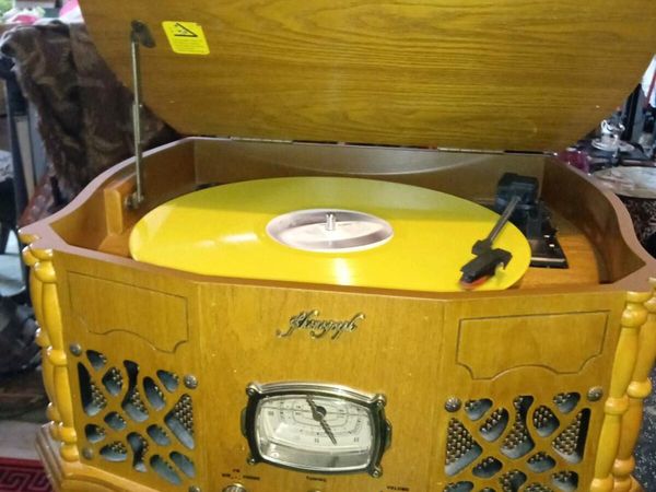 Beautiful wooden cased turntable Fhonograph