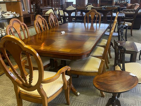 Beautiful rosewood dining table, 8 chairs