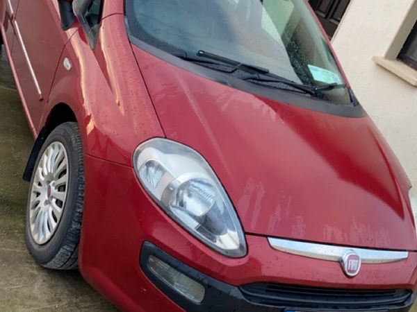 Fiat Punto Hatchback, Diesel, 2011, Red