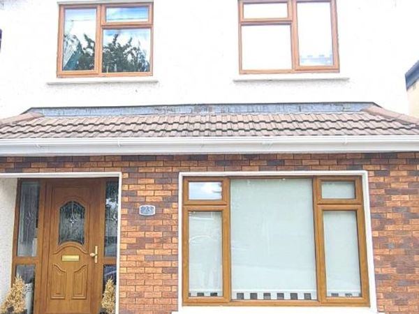 Rooms avl in 4 bed detached house in kingswood