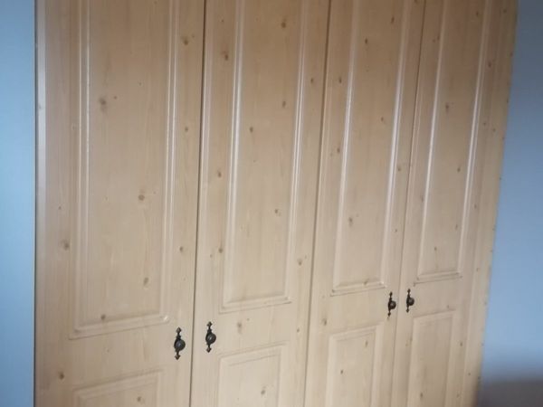 Molded pine effect wardrobe doors x4