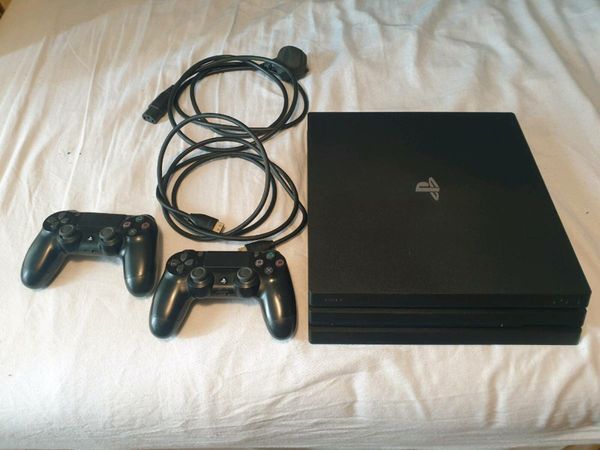 Playstation 4 Pro 1TB + 2 controllers + 9 Games