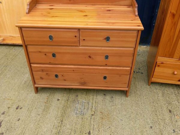 Pine chest of drawers in excellent condition