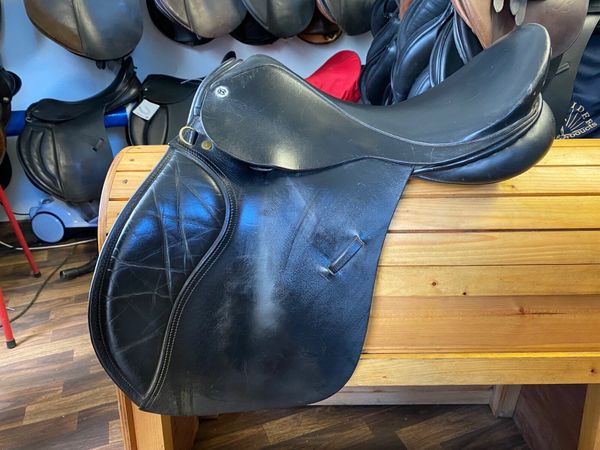 Barnsby WIDE 17.5” black Leather saddle