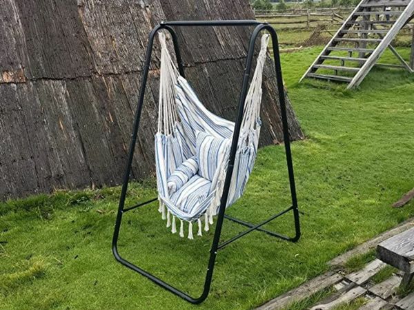 Hanging chair with frame