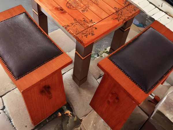 Coffe table, set× 2 vintage-style stools. Quick Sa