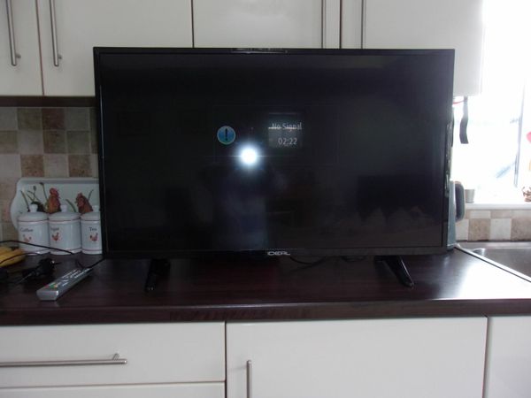 40 INCH TV  WITH REMOTE CONTROL