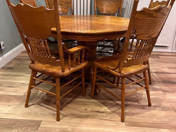 Kitchen table (extendable) with 6 matching chairs