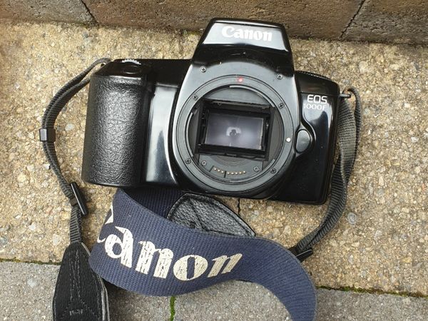 Canon eos 1000 film camera