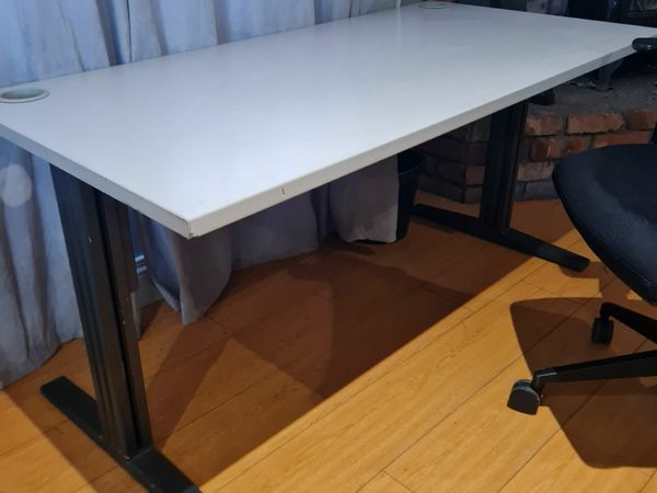 Manual Height adjustable desks